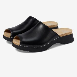 New in Box Dansko Ravyn Sandals